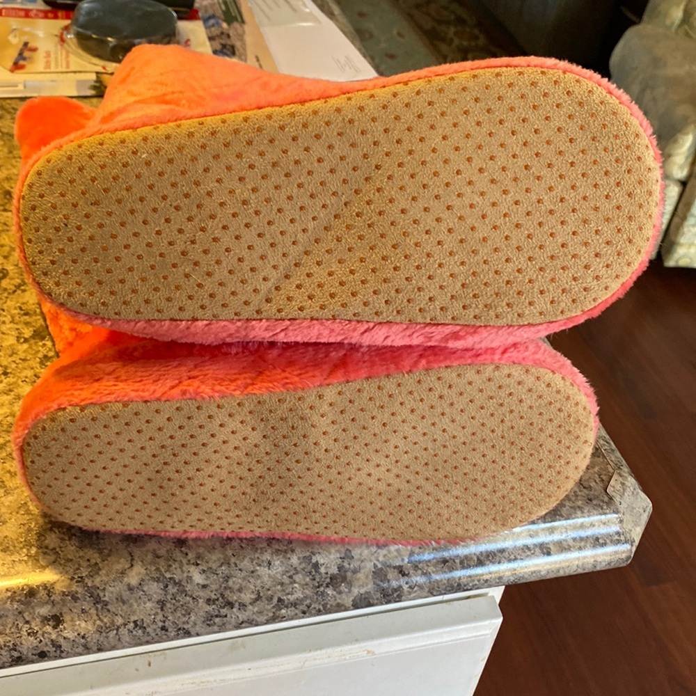 Soft and cozy company, women’s bedroom boots, soft fleece peach color size M - Picture 3 of 5